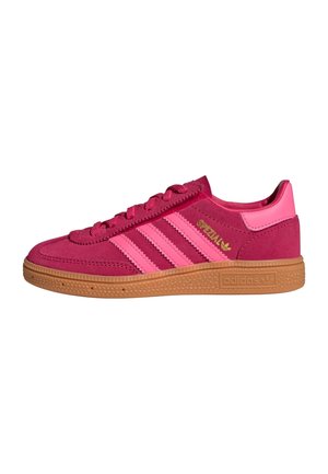 Niskoprofilowy sneaker Adidas Spezial z ciemnoróżowego zamszu z jasnoróżowymi paskami i gumową podeszwą, widok z boku z złotym logo.