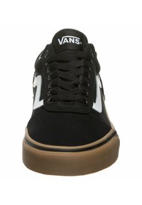 Zapatillas de lona negras con logo de acento blanco, cordones planos, suela de goma marrón y diseño de punta redondeada.