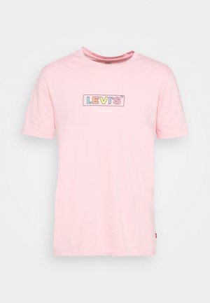 Jasnoróżowy t-shirt z krótkim rękawem z wielokolorowym logo „LEVI'S” oraz białym napisem „California” na środku klatki piersiowej.