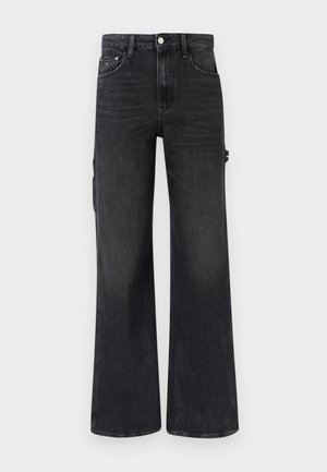 Jean noir taille haute à jambes larges avec cinq poches, passants pour ceinture et fermeture par bouton sur un fond uni.