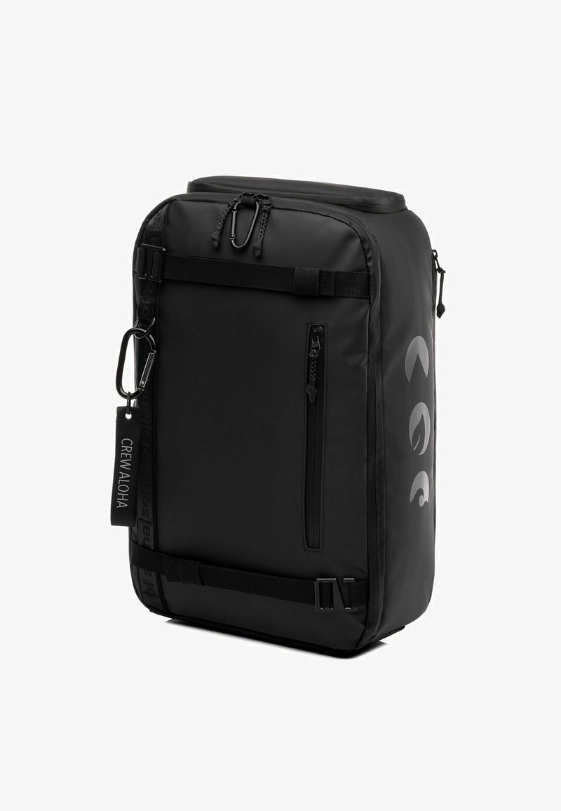 Zaino nero resistente all'acqua con forma rettangolare, scomparti multipli, cerniere, spallacci regolabili e un logo sul lato.
