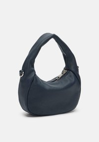 Granatowa skórzana torebka o zakrzywionym kształcie, z jednym uchwytem i zamkiem błyskawicznym. Gładka faktura z delikatnym połyskiem i bez widocznych wzorów.