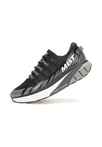 Scarpe da ginnastica nere con tomaia in mesh, dettagli grigi e suola bianca caratterizzata da un motivo testurizzato. Presentano un logo MBT ben visibile sul lato.
