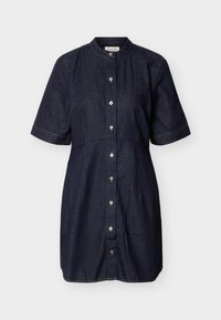 Σκούρο μπλε τζιν φόρεμα με κοντά μανίκια, κλείσιμο με κουμπιά στο μπροστινό μέρος και μανδρινό γιακά, με ραφές προσαρμοσμένες στο σώμα και ελαφριά αντίθεση στις ραφές.