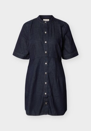 Σκούρο μπλε τζιν φόρεμα με κοντά μανίκια, κλείσιμο με κουμπιά στο μπροστινό μέρος και μανδρινό γιακά, με ραφές προσαρμοσμένες στο σώμα και ελαφριά αντίθεση στις ραφές.