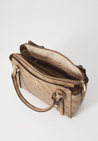 Brązowa torebka w deseń z złotymi detalami, podwójnymi uchwytami u góry oraz dwiema zapinanymi na zamek przegrodami. Wnętrze wyściełane jasnym materiałem z zielonym nadrukiem logo.