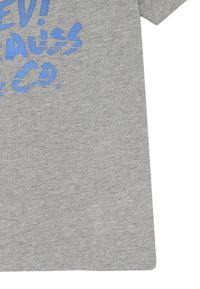T-shirt di cotone grigia con un design di testo stilizzato blu. Maniche corte e scollatura rotonda con una finitura di tessuto liscia e testurizzata.