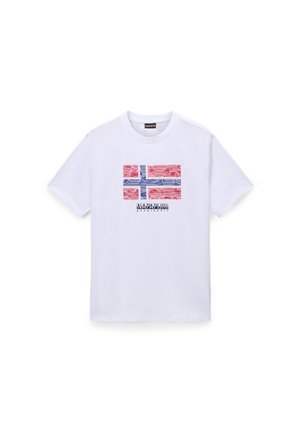 Hvid bomuld t-shirt med et rød- og blåfarvet islandsk flagdesign med bølgede linjer, akkompagneret af teksten "NAPAPIJRI" under grafikken.