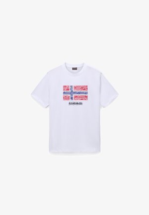 Witte katoenen t-shirt met een ontwerp van de rode en blauwe IJslandse vlag met golvende lijnen, verfraaid met de tekst "NAPAPIJRI" onder de afbeelding.