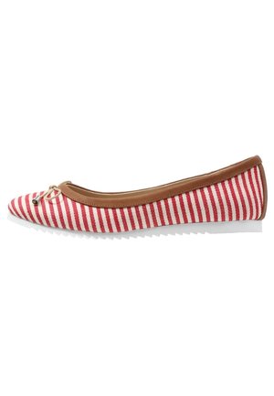 Ballerine rayée rouge et blanche, bordure marron et petit nœud à l'avant, avec une semelle blanche rainurée.