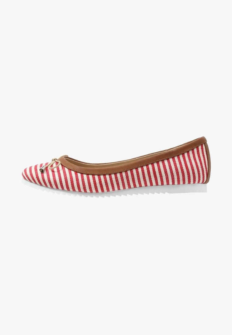 Ballerine rayée rouge et blanche, bordure marron et petit nœud à l'avant, avec une semelle blanche rainurée.