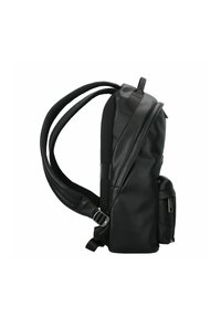 Zaino in pelle nera dal design elegante, dotato di spallacci imbottiti regolabili, una tasca laterale e una texture liscia.
