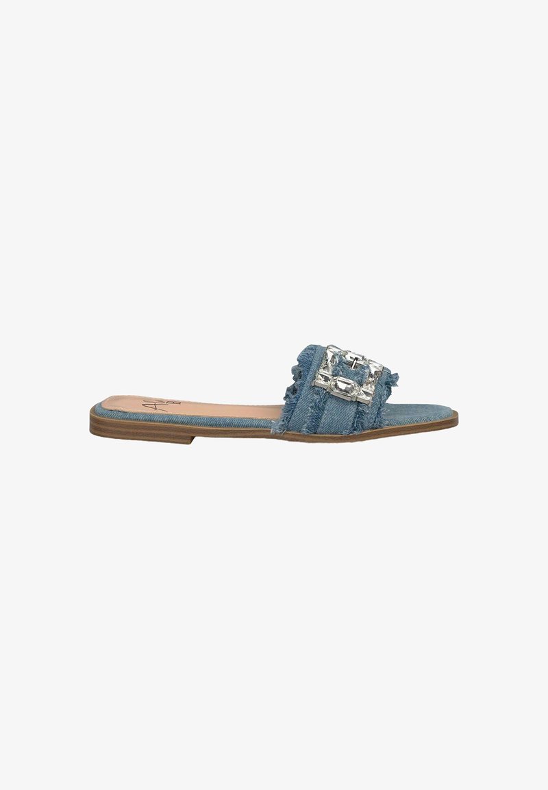 Sandalo in denim con bordi sfrangiati, grande fibbia decorativa in argento, suola piatta e colore azzurro chiaro. Design minimalista e punta aperta.