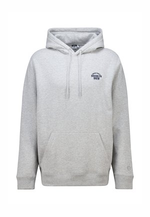 Grijze hoodie gemaakt van zachte stof met een kangoeroe-pocket, trekkoorden en een blauw logo op de borst met een lichte textuur.
