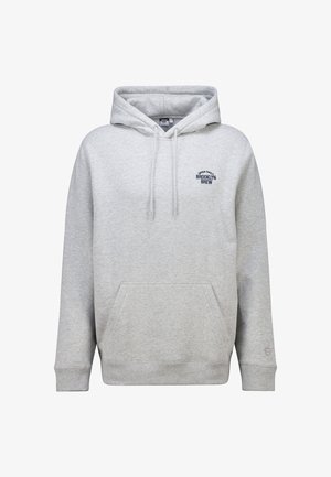 Sudadera gris hecha de una tela suave, con un bolsillo tipo canguro, cordones y un logo azul en el pecho con una ligera textura.