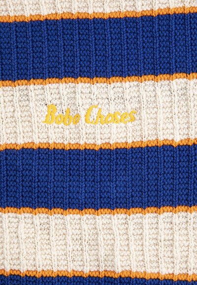 Tissu tricoté avec des rayures larges alternées bleu et blanc bordées de fines lignes orange, avec un texte brodé jaune "Bobo Choses".