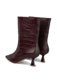 Stivaletti alla caviglia in pelle di coccodrillo color burgundy scuro, con punta affusolata e tacco tapered, adornati da dettagli metallici.