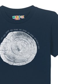 Navyblaue Baumwoll-T-Shirt mit einem kreisförmigen Holzmaserungs-Design in Weiß, um das Design herum steht der Text "LIFE GOES ROUND AND ROUND".