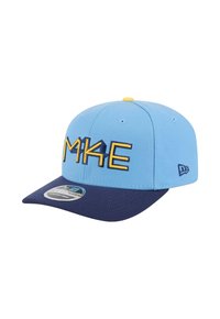 Blaues Cap mit einem marineblauen Schirm, mit "MKE" in gelber Stickerei. Hergestellt aus einem Stoff mit glatter Textur und einer strukturierten Form.