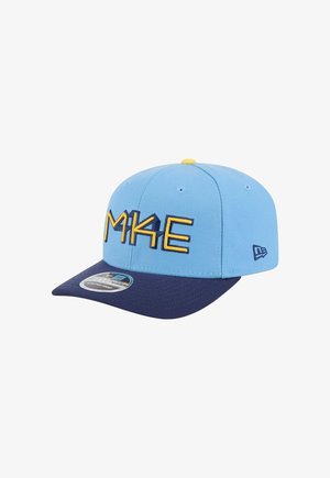 Blaues Cap mit einem marineblauen Schirm, mit "MKE" in gelber Stickerei. Hergestellt aus einem Stoff mit glatter Textur und einer strukturierten Form.