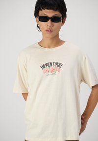 Jack & Jones JORHEAVEN TEE CREW NECK - Μπλουζάκι με στάμπα - buttercream