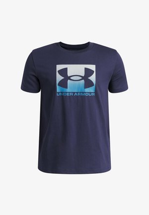 Tmavomodré tričko s krátkym rukávom s veľkým logom Under Armour a modrobielym textom na hrudi.