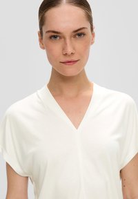 s.Oliver BLACK LABEL MIT V-AUSSCHNITT - T-shirt basic - ecru