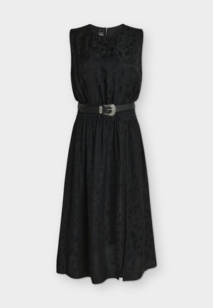 Robe midi noire sans manches avec un motif floral subtil, taille froncée et ceinture noire avec boucle argentée ornée.