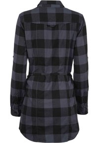 Abito a camicia a quadri neri e grigi con maniche lunghe, colletto, polsini con bottone e vita con cintura. Tessuto morbido e texturizzato con orlo curvo.