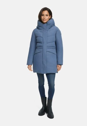 Lyseblå, polstret frakke med højt krave, der har sidelommer og lodrette sømme. Sættes sammen med mørk denim og sorte ankelstøvler.