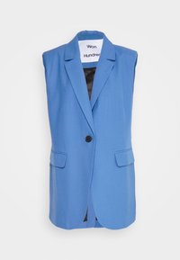 Blå ärmlös kavaj med en svart knapp, två framfickor och slagkrage; insidan har en svart foder.