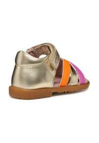 Sandalina metallica dorata per bambini con accenti arancioni, rosa e rossi. Presenta un design aperto, una fascia in Velcro e una suola in gomma testurizzata.