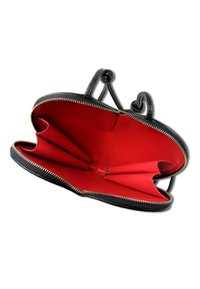 Zwarte leren handtas met een rode binnenkant, voorzien van een ritsluiting en meerdere vakken voor organisatie. Glad oppervlak en stevige handvatten.