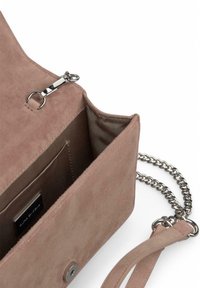 Bolso de ante rosa con correa de cadena, que cuenta con un cierre de cremallera y un bolsillo interior. Textura suave y diseño elegante, con un detalle de botón a presión.