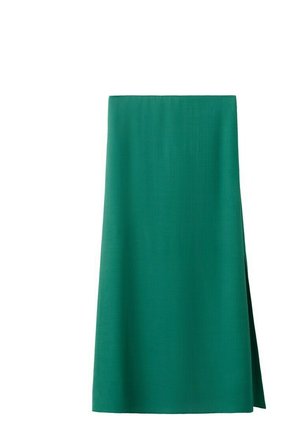 Falda recta verde hasta la rodilla con una sutil abertura lateral, hecha de tela suave, mostrada sobre un fondo blanco liso.
