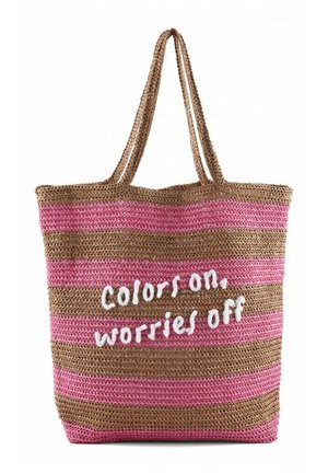 Borsa tote intrecciata a righe marrone e rosa con manici lunghi e testo bianco "colors on, worries off" sulla parte anteriore.