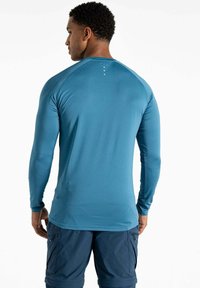 Langärmliges Sportshirt in tealblau, aus atmungsaktivem Material mit strukturierter Oberfläche. Verfügt über feine Nähte und einen runden Halsausschnitt.