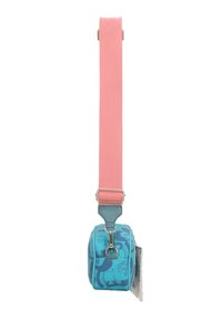 Piccolo borsetta rettangolare blu con stampa di facce dei cartoni animati, tracolla regolabile rosa e chiusura in metallo su sfondo bianco.