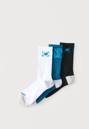 Tre par crew-længde strømper i hvid, teal og sort med grå tæer og New Balance-logoer på manchetterne.