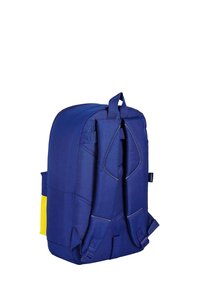 Granatowy plecak z żółtą kieszenią boczną. Wykonany z trwałego materiału, posiada wyściełane ramiączka oraz usztywnioną konstrukcję dla lepszej stabilności.