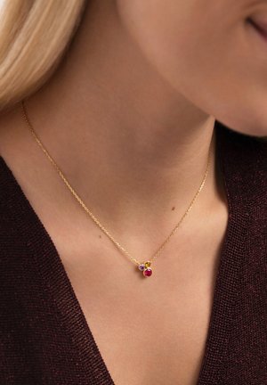 Collar de oro con una cadena delicada que presenta tres piedras de colores: roja, púrpura y amarilla, dispuestas en un diseño de racimo.