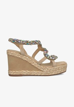 Sandalo wedge beige con suola di espadrille texturizzata e fasce decorate con gemme multicolori lungo la parte superiore.