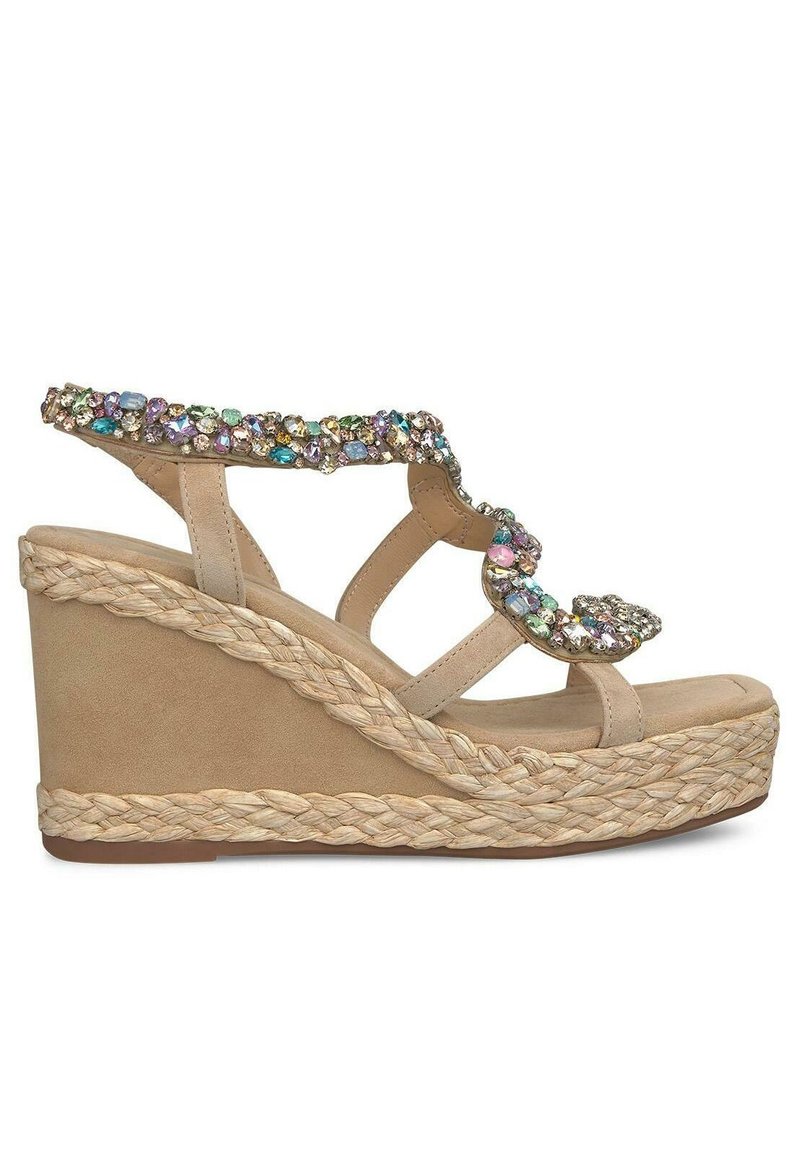 Beige wedge sandaal met een textuur espadrille zool en versierde banden met meerkleurige edelstenen langs de bovenkant.