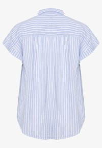 Camicia a maniche corte a righe blu chiaro con colletto, dotata di un dettaglio arricciato sul retro e un orlo curvo. Il tessuto ha una consistenza liscia.