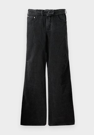 Pantaloni a gamba larga in denim nero con finitura testurizzata, dotati di cintura, cinque tasche e chiusura con bottone e zip classica.