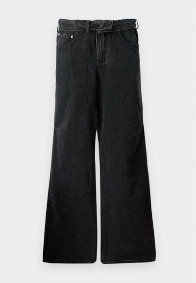 Pantalones wide-leg de mezclilla negra con un acabado texturizado, que cuentan con un cinturón, cinco bolsillos y un cierre clásico de botón y cremallera.