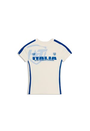 Krótka biała koszulka z niebieskimi bocznymi paskami, napisami "ITALIA" i "NEW SPORTS LEAGUE", numerem "23" oraz logo tarczy na piersi.