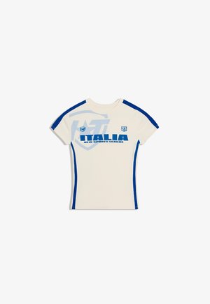 Tricou alb scurt cu dungi laterale albastre, textul "ITALIA" și "NEW SPORTS LEAGUE", numărul "23" și un logo sub formă de scut pe piept.