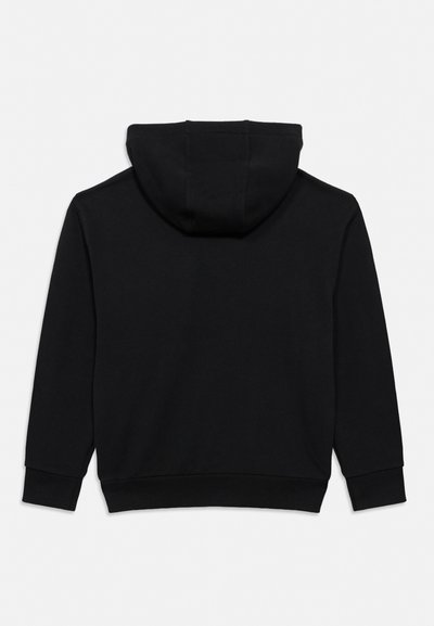 Crna duga majica s kapuljačom i dugim rukavima, prikazana s leđa, s kapuljačom i rebrastim manšetama i rubom na jednostavnoj svijetloj pozadini.