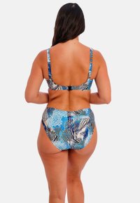 Conjunto de bikini con un estampado tropical azul con patrones en blanco y negro, tirantes ajustables y un diseño clásico de parte inferior de cintura alta.